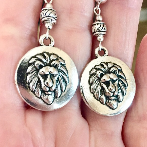 Jewelry - Silver lion post earrings